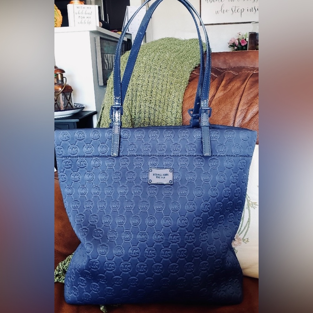 Michael by Michael Kors Jet Set Logo Embossed Neoprene Tote Bag in Navy KV-1208